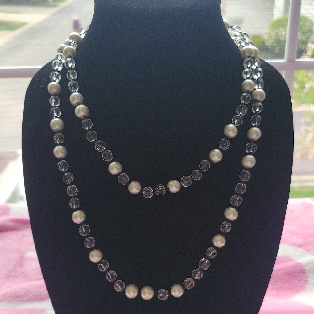 Elegant Pearl and Crystal Necklace